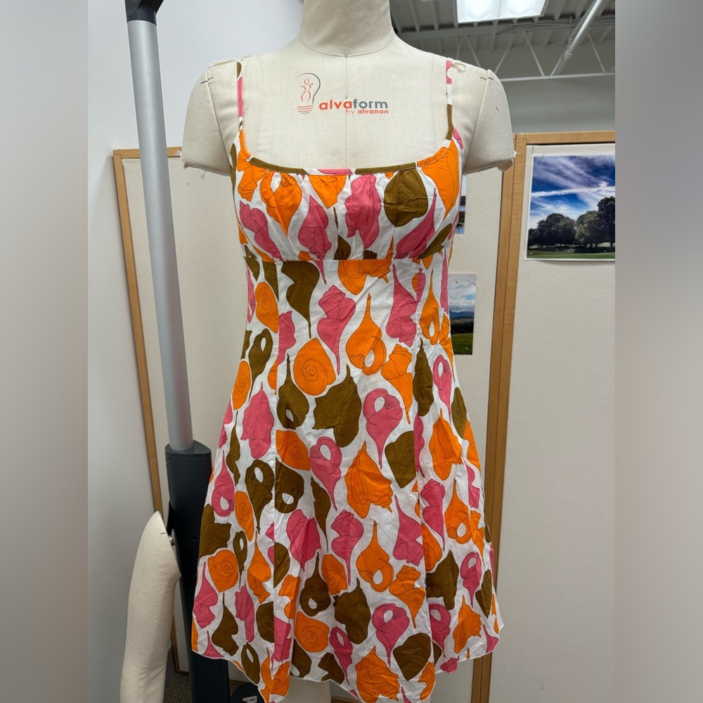 Vintage size 8  Trina Turk seashell conch print dress